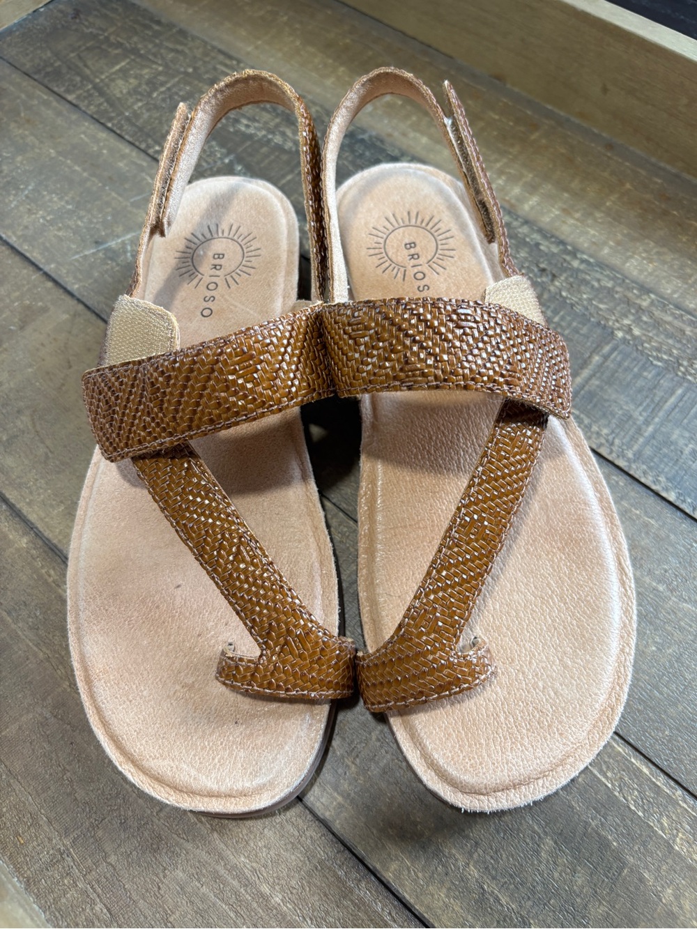 Brioso Dorado embossed woven leather toe-loop sandals, size 9.5